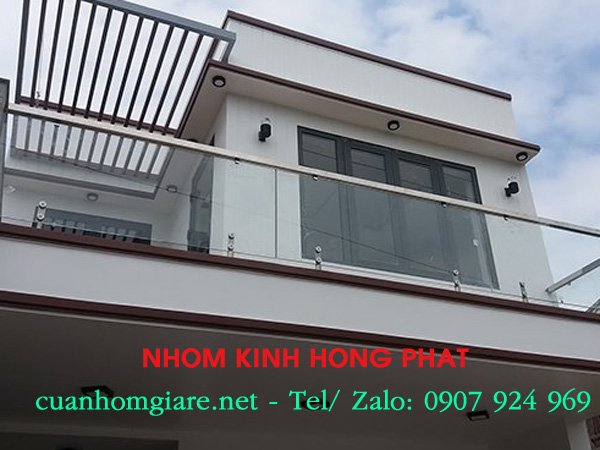 Lan can kính ban công nhà phố: Tiêu chí và xu hướng hiện đại cho kiến trúc 2 lan can kính ban công nhà phố
