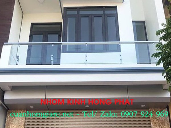 Lan can kính ban công nhà phố: Tiêu chí và xu hướng hiện đại cho kiến trúc 4 lan can kinh ban cong nha pho