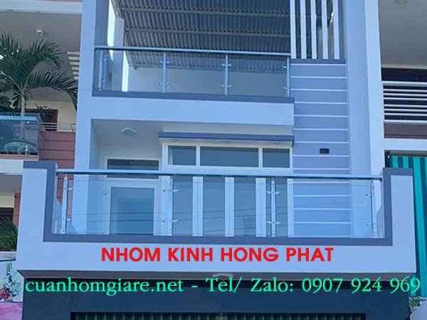 Lan can kính ban công nhà phố: Tiêu chí và xu hướng hiện đại cho kiến trúc 5 giá lan can kính ban công nhà phố