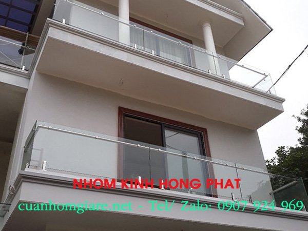 Lan can kính ban công nhà phố: Tiêu chí và xu hướng hiện đại cho kiến trúc 6 lan can kính ban công nhà phố