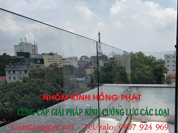Báo giá lan can kính không trụ: Yếu tố và so sánh đơn vị 3 bao gia lan can kinh khong tru