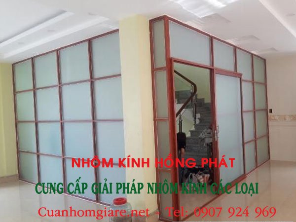 Vách ngăn bằng nhôm giả gỗ: Giải pháp tối ưu cho không gian hiện đại 3 giá vách ngăn bằng nhôm giả gỗ