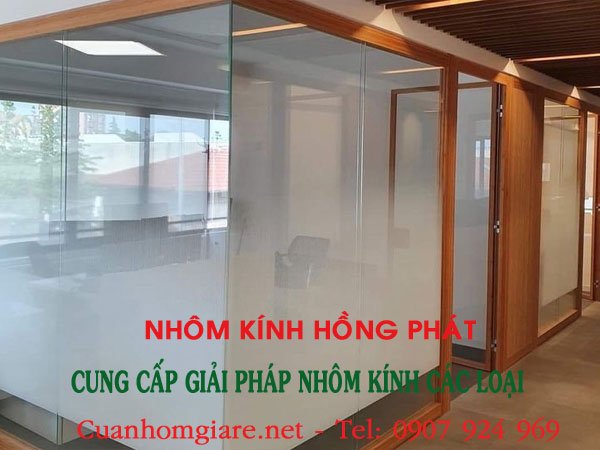 Vách ngăn bằng nhôm giả gỗ: Giải pháp tối ưu cho không gian hiện đại 2 vách ngăn bằng nhôm giả gỗ