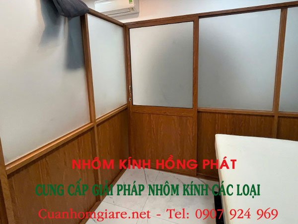 Vách ngăn bằng nhôm giả gỗ: Giải pháp tối ưu cho không gian hiện đại 4 vach ngan bang nhom gia go
