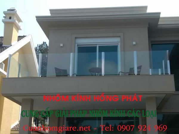 Tổng quan về Lan Can Kính Ban Công Không Tay Vịn: Xu Hướng Thiết Kế Hiện Đại 2 lan can kính ban công không tay vịn