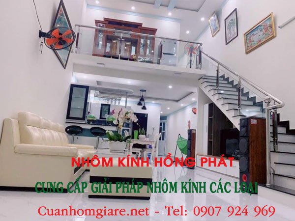 giá thi công cầu thang kính gác lửng