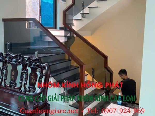 cau thang kinh tra