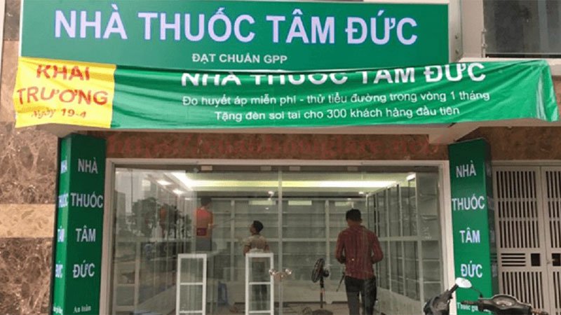 cua nhom kinh quay thuoc