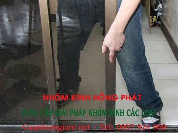 24H dịch vụ sửa cửa nhôm kính bị xệ tại nhà – có mặt nhanh, bảo hành rõ ràng 4 thợ sửa cửa nhôm kính bị xệ