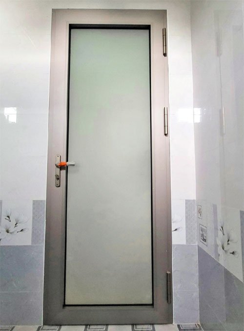Mẫu cửa nhôm Toilet khung nhôm trắng bạc