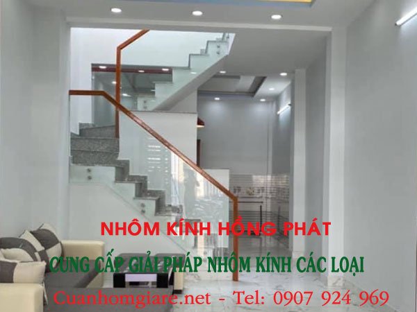 mẫu cầu thang kính tay vịn gỗ đẹp