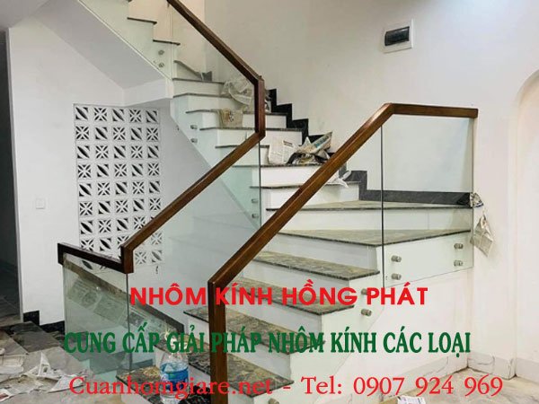 mẫu cầu thang kính tay vịn gỗ đẹp