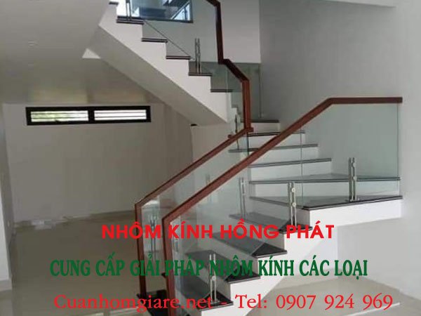 mẫu cầu thang kính tay vịn gỗ đẹp