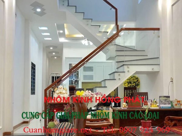 mẫu cầu thang kính tay vịn gỗ đẹp