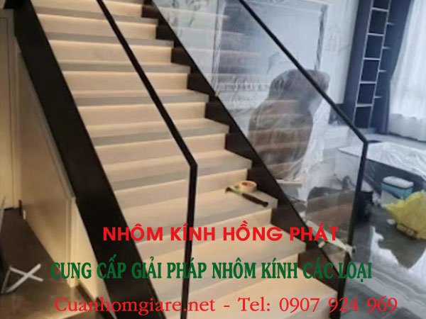 Top 5 Mẫu Cầu Thang Kính Cover Đẹp Nhất Nâng Tầm Đẳng Cấp Ngôi Nhà Bạn 4 cau-thang-kinh-cover