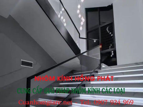 Top 5 Mẫu Cầu Thang Kính Cover Đẹp Nhất Nâng Tầm Đẳng Cấp Ngôi Nhà Bạn 2 cau-thang-kinh-cover