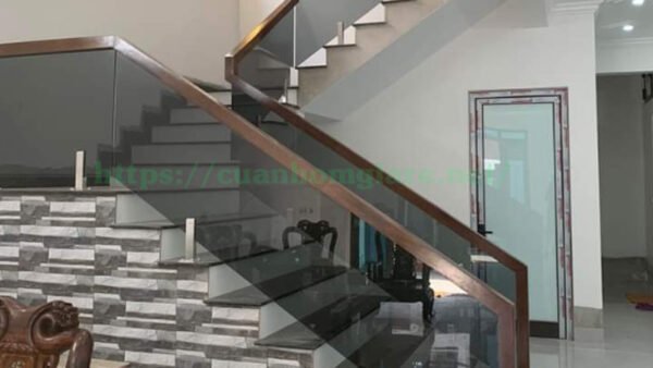 24/7 Tư Vấn: Nhận Bảng Giá Cầu Thang Kính Xám Khói Chi Tiết Trong Vòng 30 Phút - Nhôm Kính Hồng Phát 4 gia cau thang kinh xam khoi