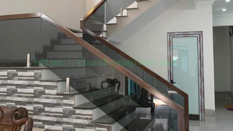 24/7 Tư Vấn: Nhận Bảng Giá Cầu Thang Kính Xám Khói Chi Tiết Trong Vòng 30 Phút - Nhôm Kính Hồng Phát 13 gia cau thang kinh xam khoi