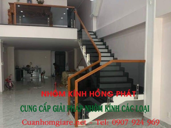 24/7 Tư Vấn: Nhận Bảng Giá Cầu Thang Kính Xám Khói Chi Tiết Trong Vòng 30 Phút - Nhôm Kính Hồng Phát 5 gia-cau-thang-kinh-xam-khoi