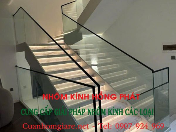 24/7 Tư Vấn: Nhận Bảng Giá Cầu Thang Kính Xám Khói Chi Tiết Trong Vòng 30 Phút - Nhôm Kính Hồng Phát 6 gia-cau-thang-kinh-xam-khoi
