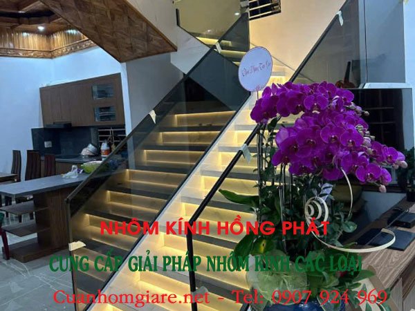 24/7 Tư Vấn: Nhận Bảng Giá Cầu Thang Kính Xám Khói Chi Tiết Trong Vòng 30 Phút - Nhôm Kính Hồng Phát 3 gia-cau-thang-kinh-xam-khoi