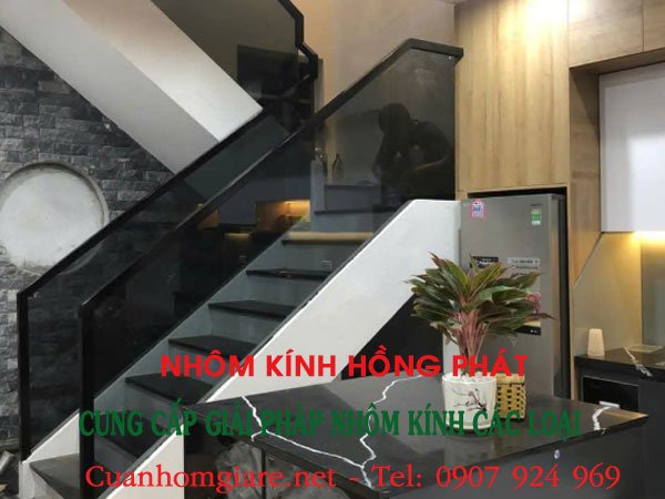 24/7 Tư Vấn: Nhận Bảng Giá Cầu Thang Kính Xám Khói Chi Tiết Trong Vòng 30 Phút - Nhôm Kính Hồng Phát 2 gia-cau-thang-kinh-xam-khoi