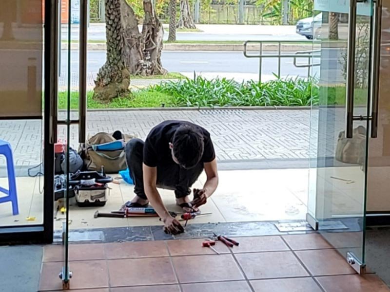 Giá Chỉ Từ 120K: Sửa Chữa Cửa Kính Phường Tân Định TpHCM – Thợ Có Mặt Trong 10 Phút Tuyệt Đối! 3 Dịch vụ sửa chữa cửa kính alo là có ngay tại Tân Định - TPHCM