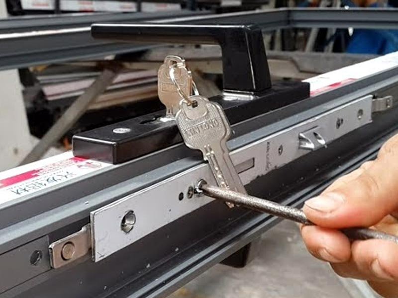 Giá Chỉ Từ 120K: Sửa Chữa Cửa Kính Phường Tân Định TpHCM – Thợ Có Mặt Trong 10 Phút Tuyệt Đối! 4 Sửa ổ khoá cửa kính tại phường Tân Định - TpHCM