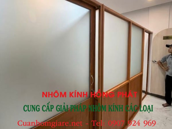 Top 10 mẫu vách nhôm kính giả gỗ 2026 sang trọng khiến khách đến chơi nhà phải trầm trồ 6 vach-nhom-kinh-gia-go