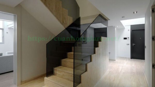 cau thang kinh mau den