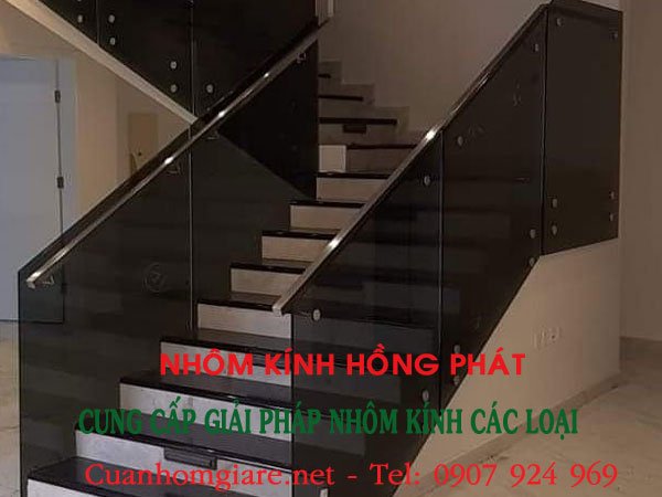 cau-thang-kinh-mau-den