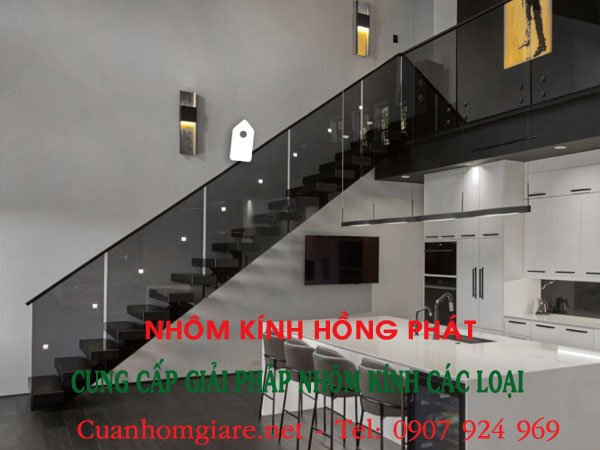 cau-thang-kinh-mau-den