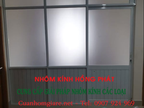 vach-nhom-kinh-mau-trang