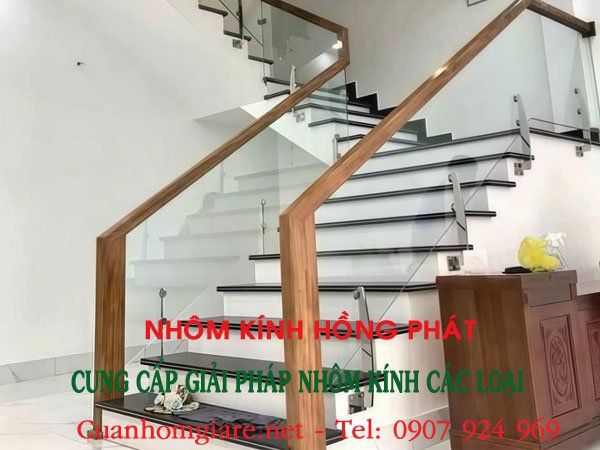 cau-thang-kinh-tay-vin-go-vuong