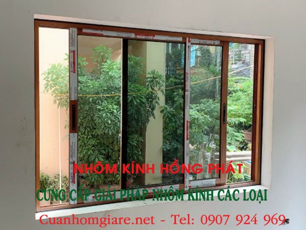 cua-nhom-kinh-gia-go-tphcm