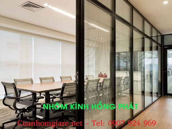 vach-nhom-kinh-van-phong