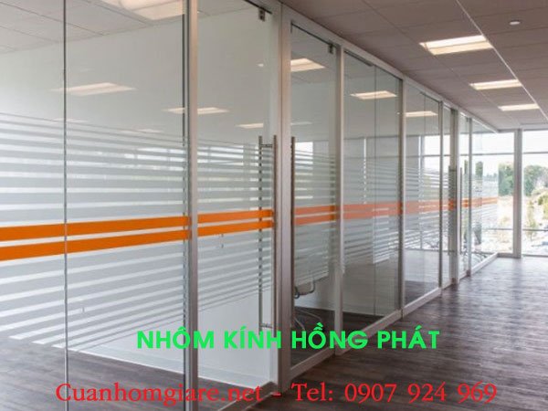 vach-nhom-kinh-van-phong