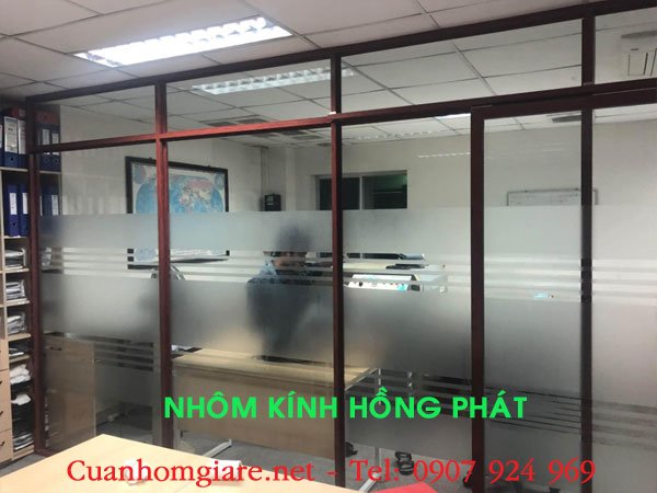 vach-nhom-kinh-van-phong