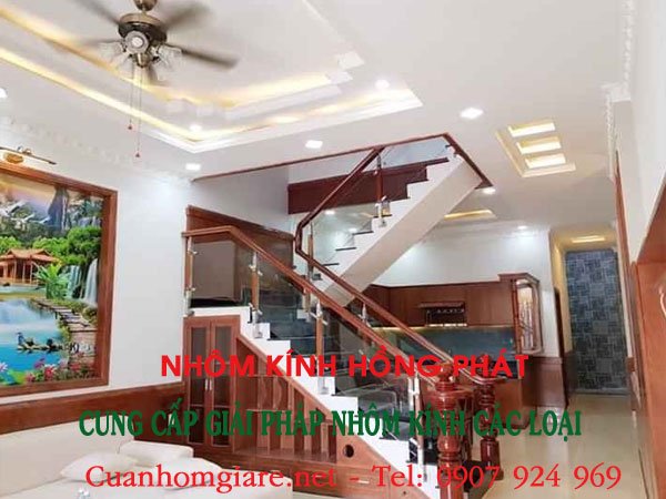 7 Lý do cầu thang kính tay vịn gỗ tròn dẫn đầu xu hướng nội thất tại Tphcm 2 cau-thang-kinh-tay-vin-go-tron