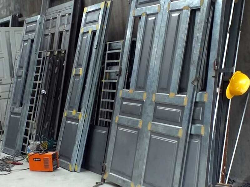 Khung cửa sắt chuẩn bị lắp ráp