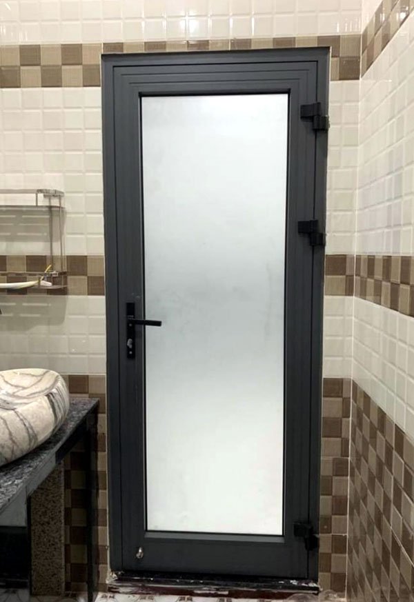 Tuyệt Đối: Cửa Nhôm Kính Mờ Toilet Tạo Sự Riêng Tư 100% – 3 Lý Do Khiến Bạn Phải Lắp Ngay Trong Năm 2026! 4 Cửa kính mờ toilet tiếp thu ánh sáng tự nhiên và tạo sự riêng tư